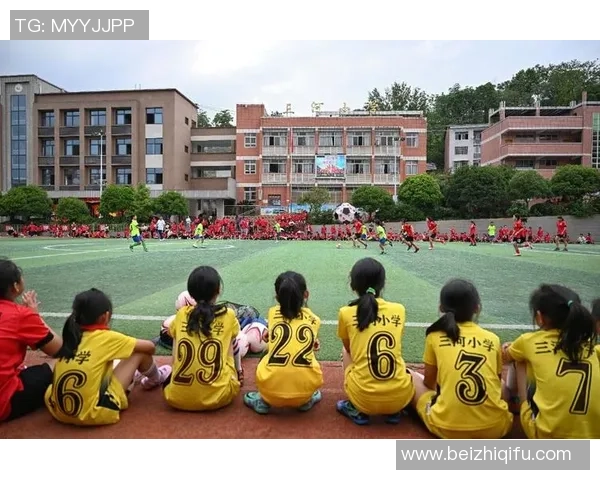 足球球星走进校园陪伴儿童共享绿茵梦想时光